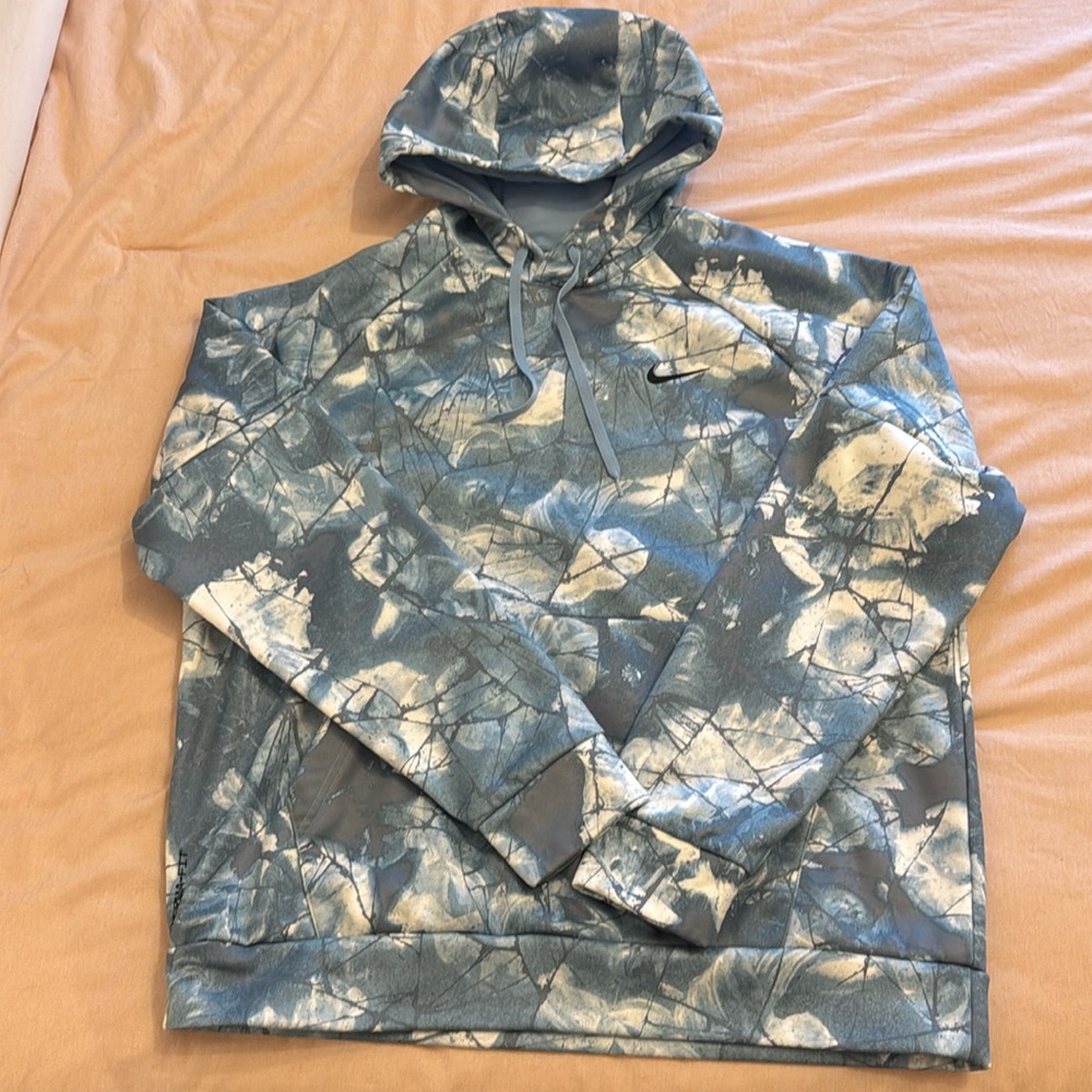 Men’s graphic Nike pullover thermafit